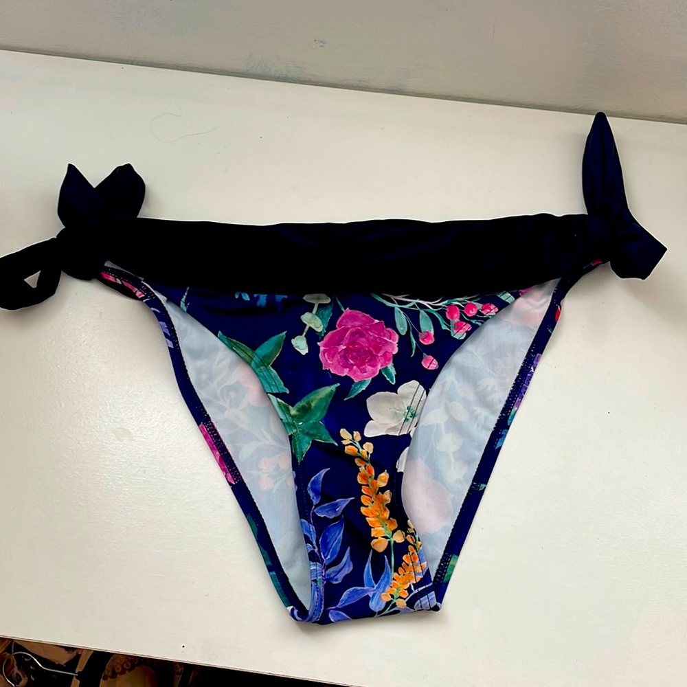 Swimsuit Bottoms Medium